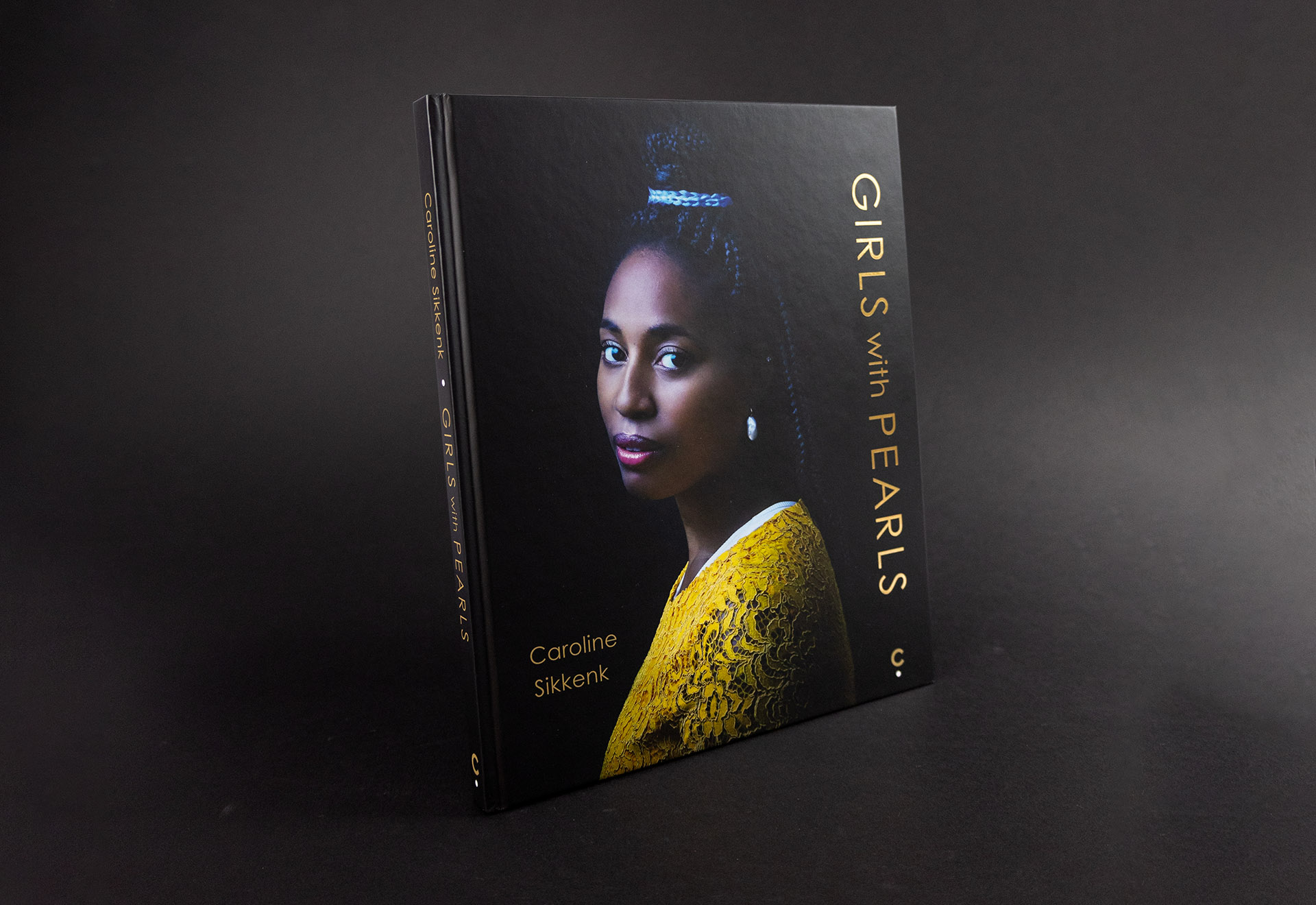 hardcover boek girls with pearls van Caroline Sikkenk voorzien van goudfolie op cover