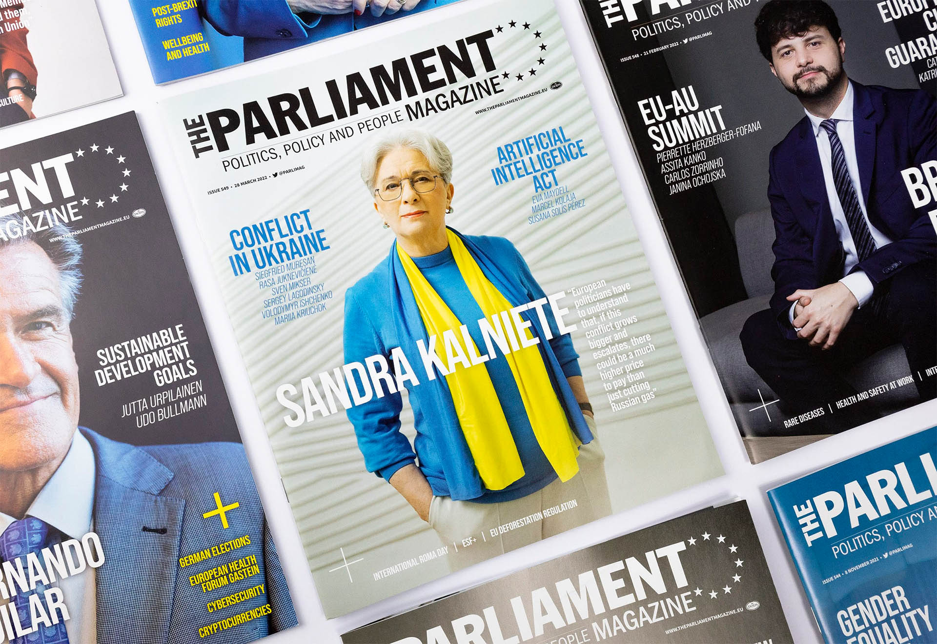 covers naast elkaar van verschillende magazines voor het Europees parlement uitgevoerd op ongestreken papier met nieten