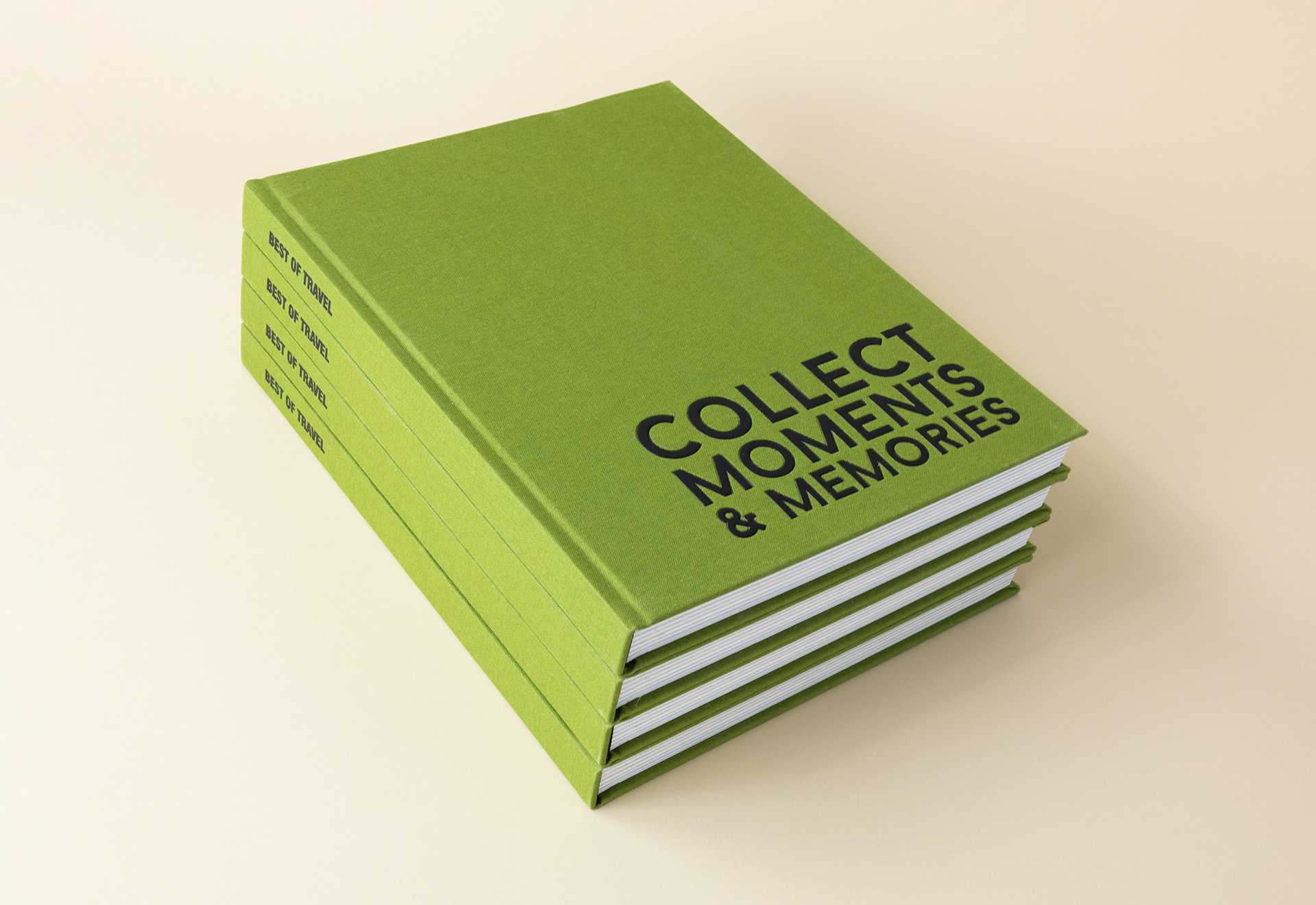 stapel van vier groen linnen hardcover boek met zwarte folie van best of travel