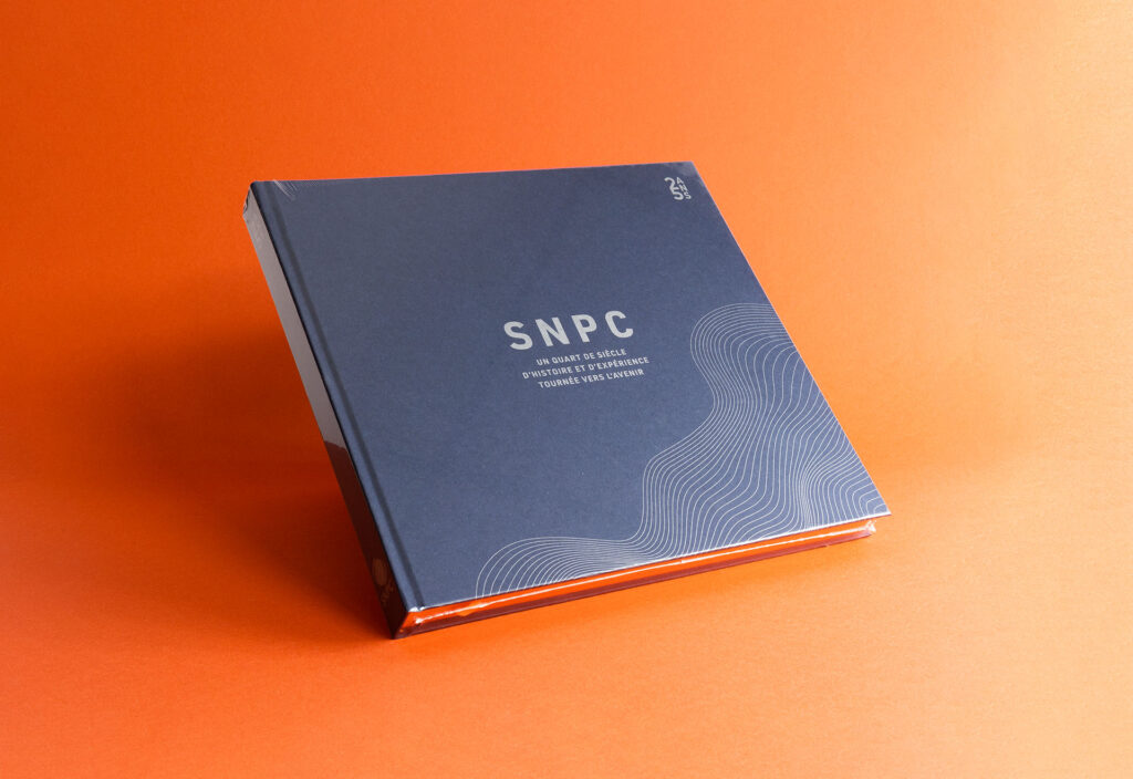 hardcover boek ingepakt in krimpfolie voor SNPC voorzien van oranje kleur op snee