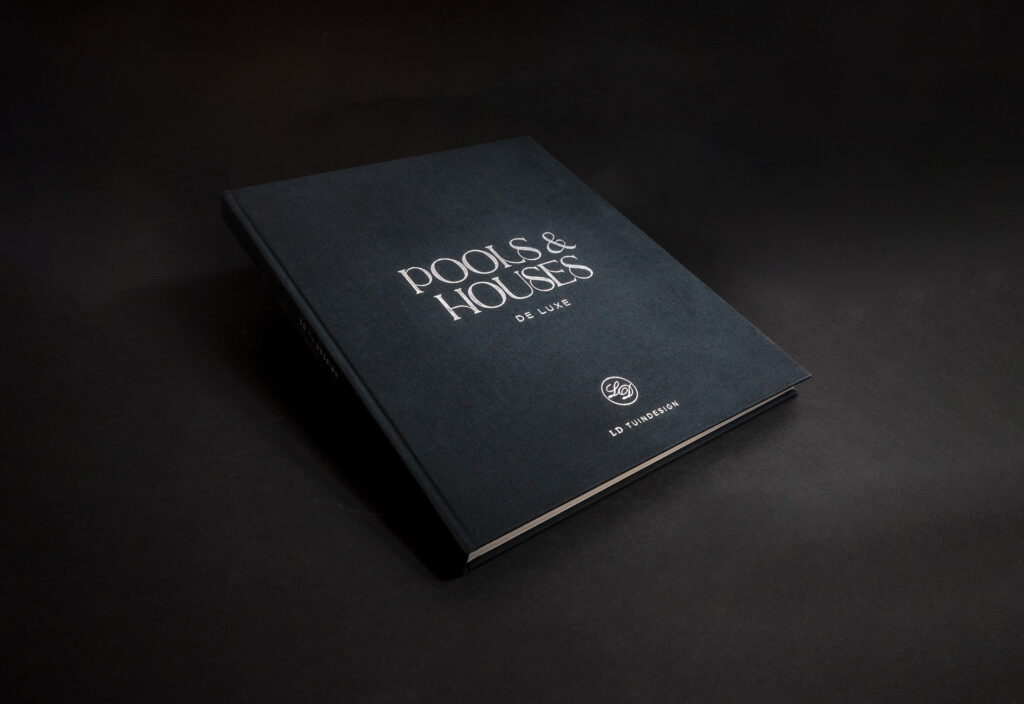 zwart linnen hardcoverboek met typografische zilverfolie