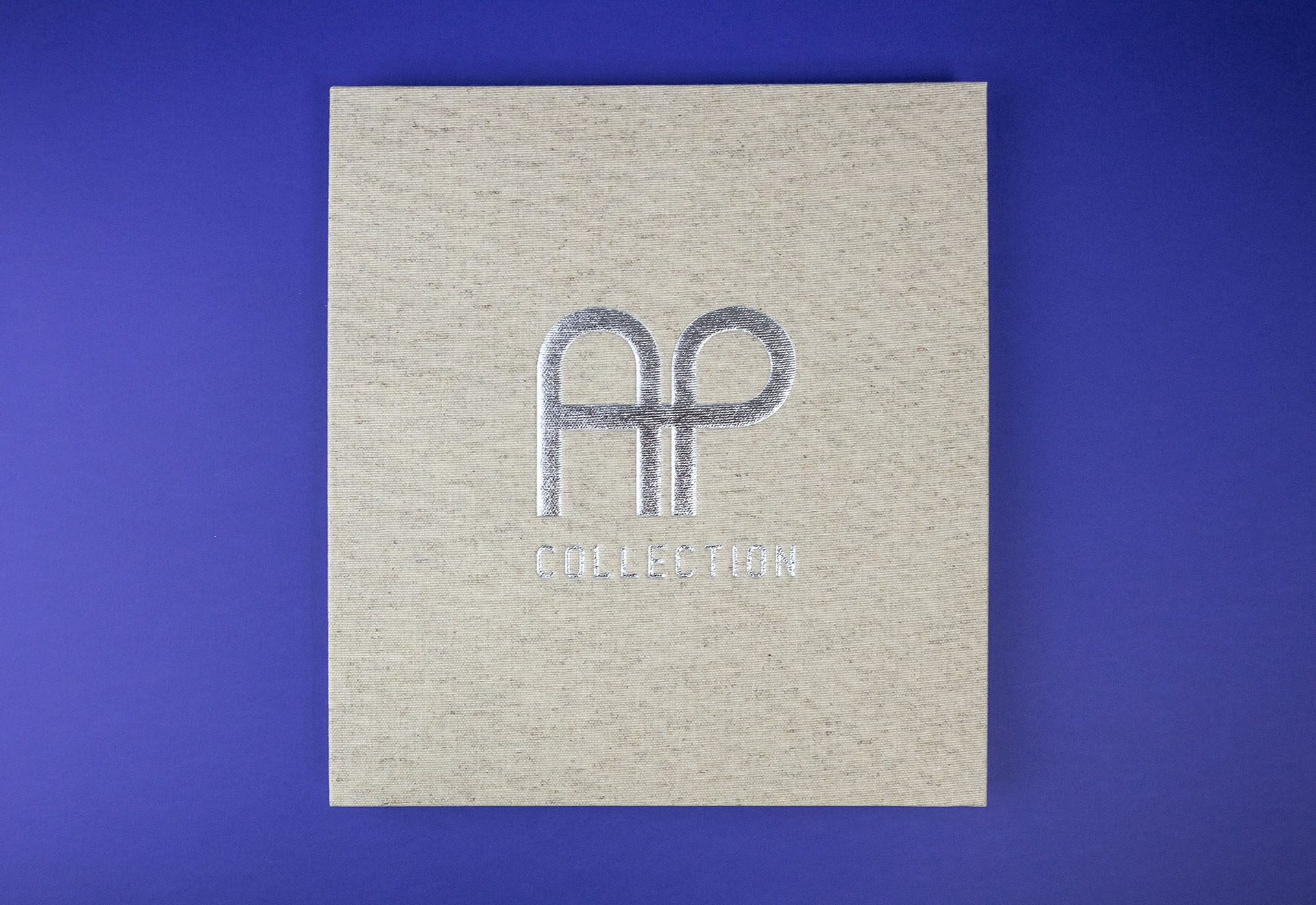 cover beeld van linnen met zilverfolie als logo van ap collection