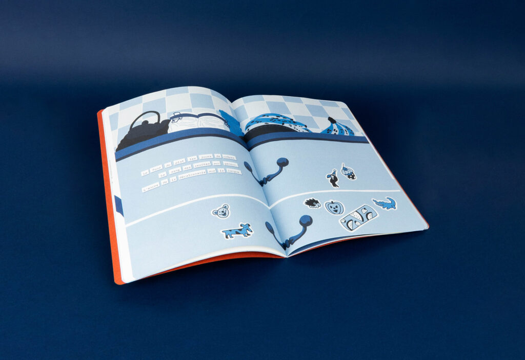 open softcover met afgeronde hoeken en blauwe illustraties binnenin