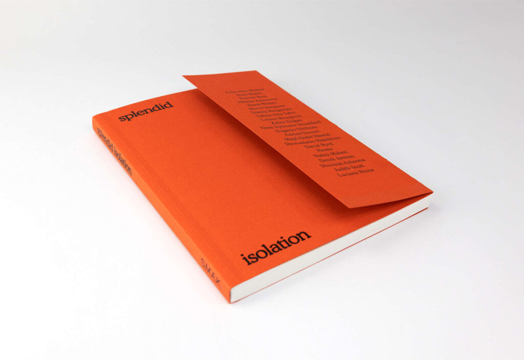 softcover boek voorzien van uitvouw gedrukt op oranje papier